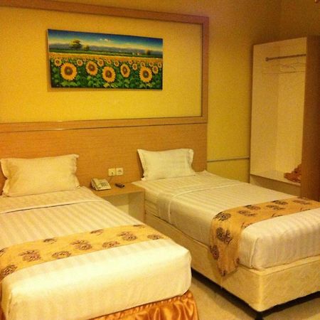 Hotel Paramount Biringkanya Esterno foto