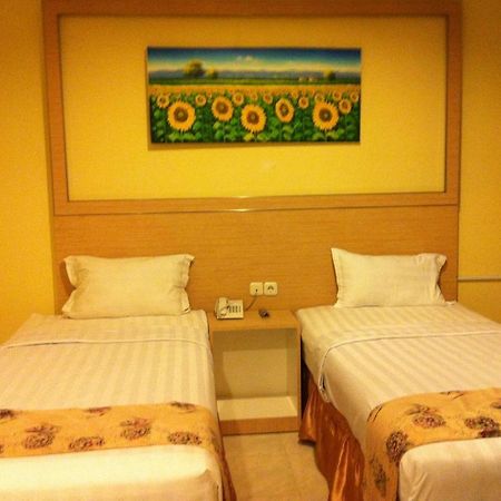 Hotel Paramount Biringkanya Esterno foto