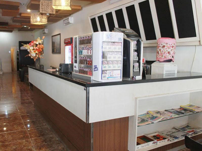 Hotel Paramount Biringkanya Esterno foto
